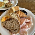 MORETHAN TAPAS LOUNGE - パンと生ハム