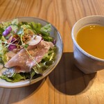 よつ葉CAFE - サラダとドリンクバー(濃厚マンゴージュース)