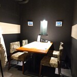 和食 おとは - 奥のテーブル席は2人席と4人席、他にカウンターも有