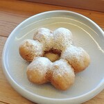 by age 18 - 揚げたてたっぷり和三盆ドーナツ