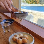 by age 18 - 揚げたてたっぷり和三盆ドーナツに和三盆もたっぷり振りかけ中