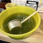 大衆酒場 酒呑んで飯食って蛙之介 溝の口店 - カエル桶(茶割り)
