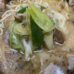 めんきち - ネギとチャーシューが絡み合う