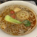 cafe de MA-RA-TAN TEQUINA - トッピングは蓮根、トマト、白菜、チンゲンサイ、エビ水餃子