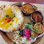 インド料理 ナジィル - チーズナン♪こんなに美味しいとは！！サラダもよかった〜♪