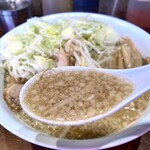 ラーメンの店 ホープ軒 - 以外とさっぱりで、おかずになるスープです。