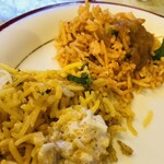 ケララバワン - ビリヤニとトマトライス(右)