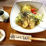 一休 - ご亭主手書きの箸袋、狸蕎麦には厚焼き卵、トマト、きゅうり、沢庵、ネギ、海苔のメンバー