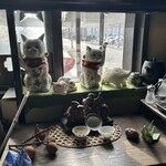 一休 - 恵比寿様と大国様におそなえ（蕎麦の実？）がされております。背後には眉毛付きの招き猫が。