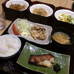 大かまど飯 寅福 - ２色盛り定食　１４４０円　　赤魚の焼き魚と、ショウガ焼きのダブルメイン