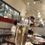 BISTRO DOUBLE - つい飲みました。ドリンクはやや高め。