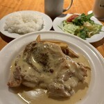 LOTUS - グリルチキンゴルゴンゾーラソース1400円、ライスとサラダとスープ、コーヒー付き