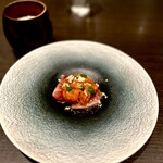 HASUO - ◾️ カツオ・海鮮ソース
      燻製のカツオにチゲソースや春菊のソース、ネギオイルを垂らした海鮮チゲをイメージした一品。