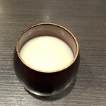 HASUO - 生のマッコリが上品な味わいで、泡がきめ細やかでスムーズ。