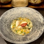 HASUO - 前菜の一品。いりこ、昆布、あさりの旨みたっぷりのお出汁に、カニの身やホッキ貝、香味野菜を入れてトロリと仕上げている。香りにエゴマ油を垂らしている。