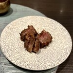 HASUO - ◾️ 牛骨付きワンカルビ‥初めの一口はそのままで、野菜で巻いていただきました。