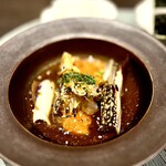 HASUO - 新鮮な生のワタリ蟹を醤油ベースのタレに漬け品。
      身がトロトロして、かなり美味しい！
      醤油タレがほんのり甘く蟹にバッチリ合う。
      臭みは全くない。