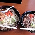 うどん屋　八本木 - 天ぷらうどん大盛と肉うどん並盛比較