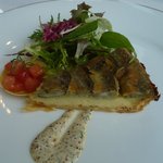 レストラン ファロ 資生堂  - 前菜：カルチョフィとホタテのタルト　粒マスタードソース