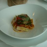 レストラン ファロ 資生堂  - スパゲティ　ジェノベーゼとトマトの２色ソース　パルミジャーノチーズ添え