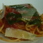 レストラン ファロ 資生堂  - スパゲティ　ジェノベーゼとトマトの２色ソース　パルミジャーノチーズ添え