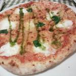 パスタイオ・コッコ - トマトとモッツァレラチーズのピザ（マルゲリータ）