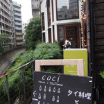 川沿いにあります