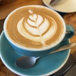 Caldo Abbraccio - パスタにセット（＋100円）のカフェラテ。ラテアートが嬉しい