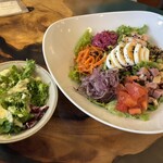 Caldo Abbraccio - エビのコブサラダとパスタに付いてくるサラダ。どちらも美味しい