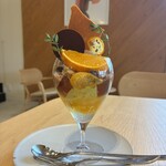 ease coffee - 紅まどんなとチョコレートのパフェ　　　　　　　　　グラスの中段、紅茶ゼリー、ピスタチオブランマンジェ、ショコラクリームが均等にブロックになっている、これらをシフォンと合わせると。　