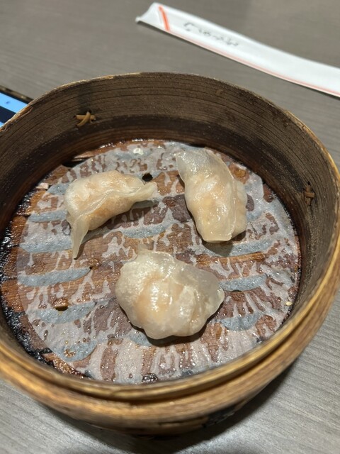 焼餃子はほぼ揚餃子』by a凹 : 餃子食べ放題専門店 新宿無限餃子