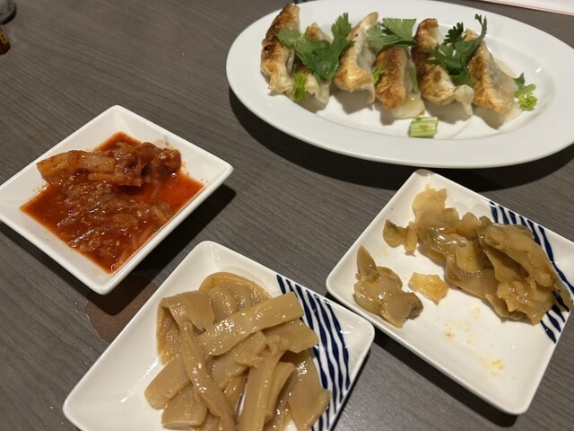 焼餃子はほぼ揚餃子』by a凹 : 餃子食べ放題専門店 新宿無限餃子