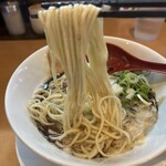 麺堂 稲葉 - 麺は低加水で硬めのストレート。パツっとした食感が本当に美味しかったです(● ˃̶͈̀ロ˂̶͈́)੭ꠥ⁾⁾
