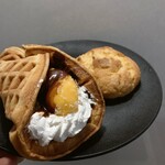 エピシェール - 料理写真:ふわふわワッフル＆甘食