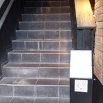 鉄板焼 grow - この階段の上にお店があります。