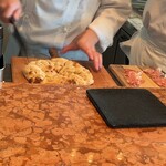 ザ ピッツァバー ON 38TH - 目の前で切り分けるたびザクザクと軽快な音が聞こえます