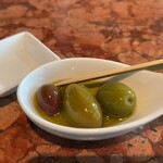 ザ ピッツァバー ON 38TH - 最初に提供されるオリーブ