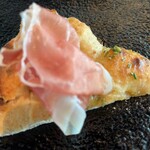 ザ ピッツァバー ON 38TH - ②塩とオリーブオイルだけの生地にプロシュート