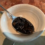 ザ ピッツァバー ON 38TH - 7種のチーズピッツァに使う　トリュフハニー