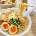 麺屋 霜月 - 細麺にしましたが、お客さん太麺で頼んでいたので、今度は太麺で(¯꒡¯ ⍝)