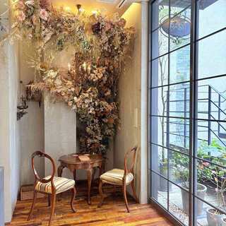 2025年オープン、ドライフラワーが彩る限定カフェスペース