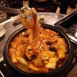 焼肉 韓亭 - 『おろち鍋』！中にホソが、ビロ～～ンと入っている！！(^_^;)
      