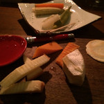 B-flat bar - フロマージュ、チーズの盛り合わせにはマヌカハニーを添えて。好きですこの味。