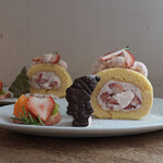 オグカフェ - 苺のレアチーズロールケーキ（610円）