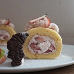 オグカフェ - 苺のレアチーズロールケーキ（610円）