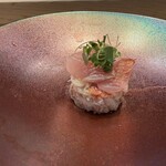 美寿思 - ズワイガニとキンメの先付け。特製醤油をスッと垂らして食べます。美味しい。