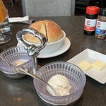 ロウリーズ・ザ・プライムリブ - セットのパン