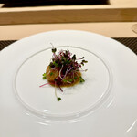 美寿思 - 北海道の炙りホタテ。紫スプラウトが綺麗なアクセントに。