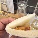 酒ワイン食堂 今日どう？ - 豚バラと豚軟骨の角煮を残して挟んで食べます