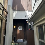 篝日 - 通路正面に店名が…